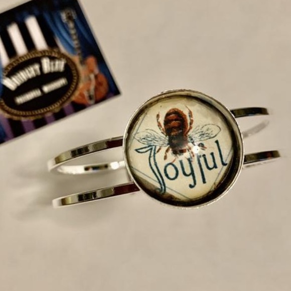 Bee Joyful Bracelet - Picture 5 of 11